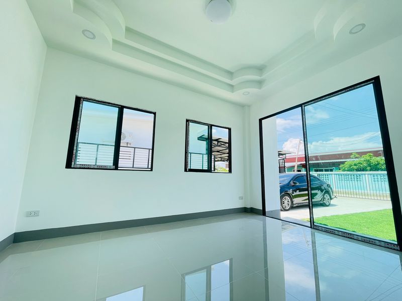 ห้องโถงภายในบ้านใหม่ พื้นกระเบื้องและประตูกระจกบานใหญ่